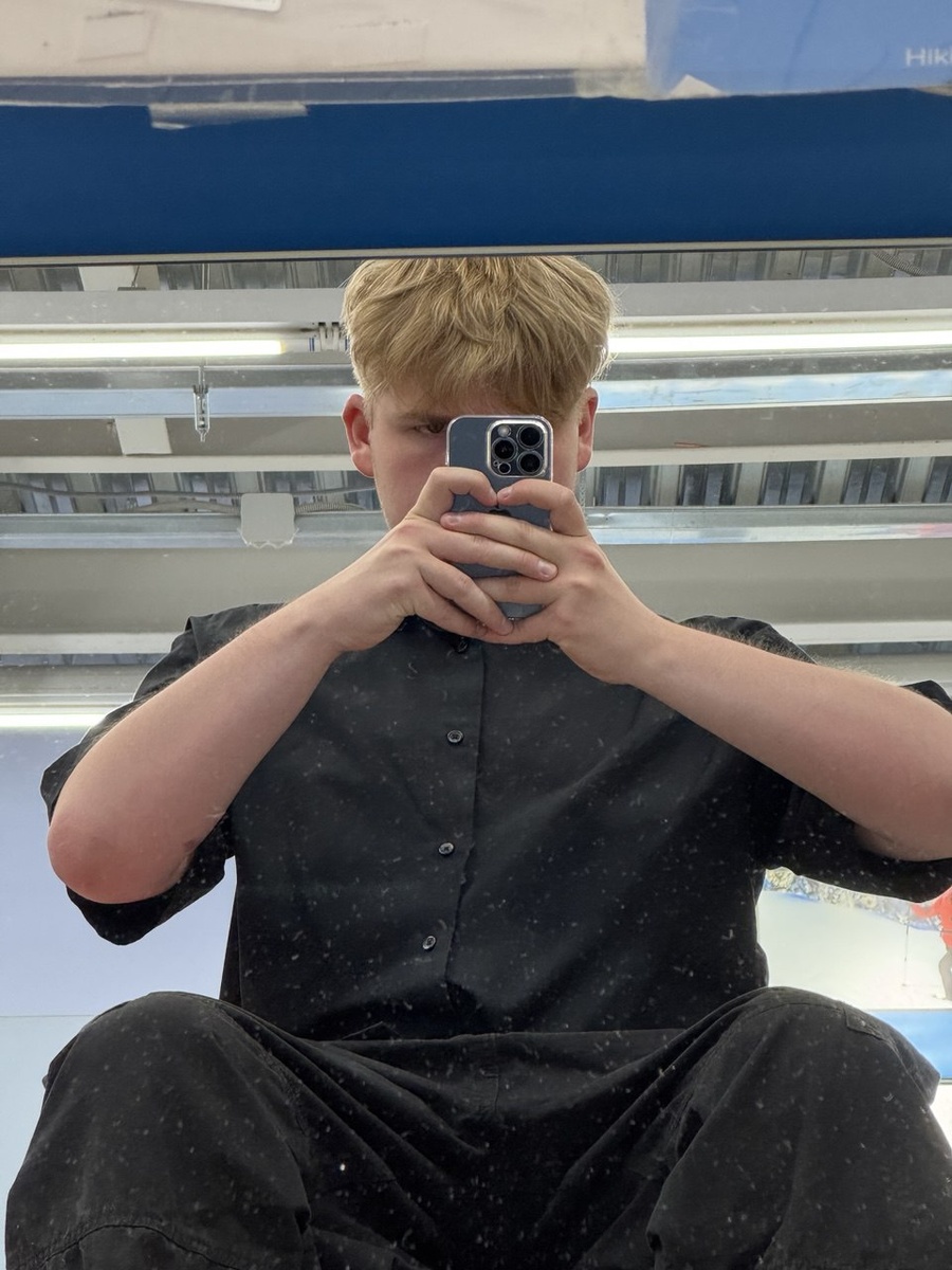 Это мой первый официальный (после 2-ух недельного ожидания прихода на работу кадровика) день на должности продавца-консультанта Спортмастера.