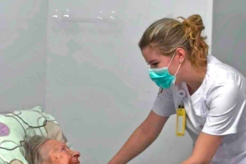    Медсестра успокоила больную, спев ей песню. Фото: Марина ХАСАНОВА