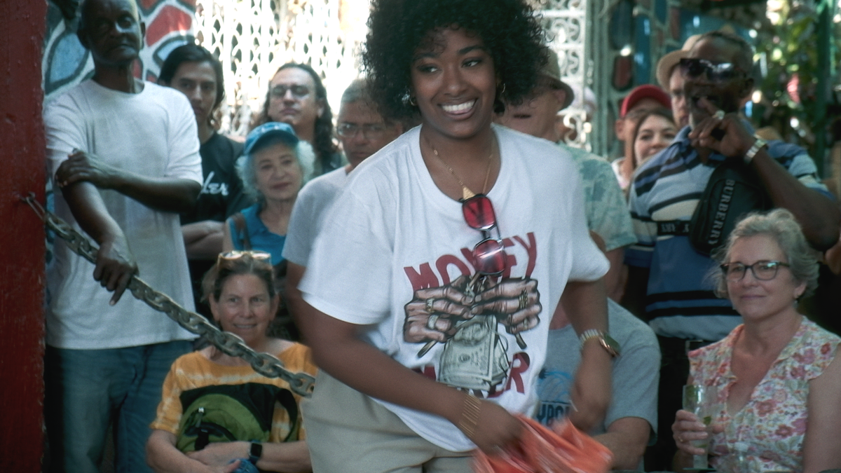 Уличные танцы Кубы. Гавана. Молодая девушка была ярче всех, я ее первым кадром поставил