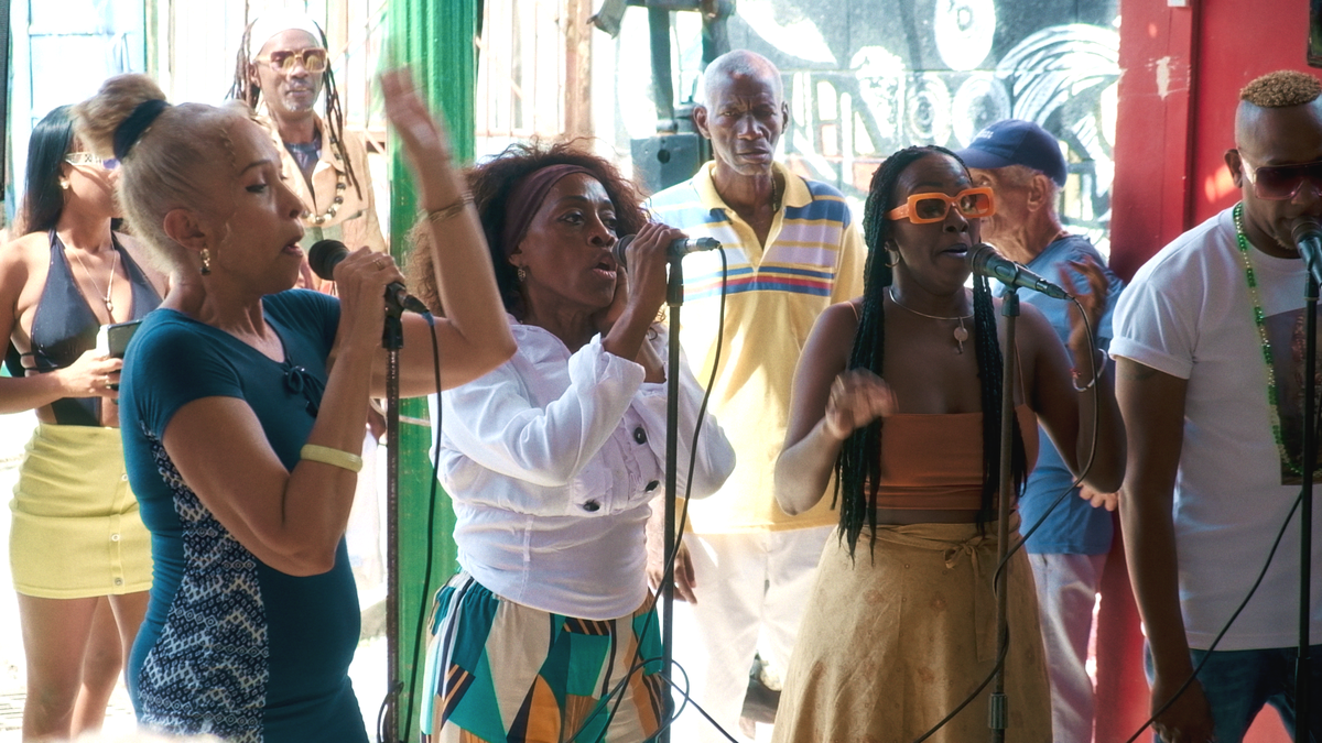 Обязательно поют несколько женщин