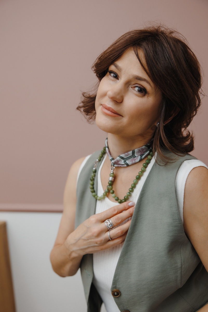 Бренд TRIORA, коллекция Китай: натуральный нефрит, шёлковый шарфик Твилли и дизайнерская брошь