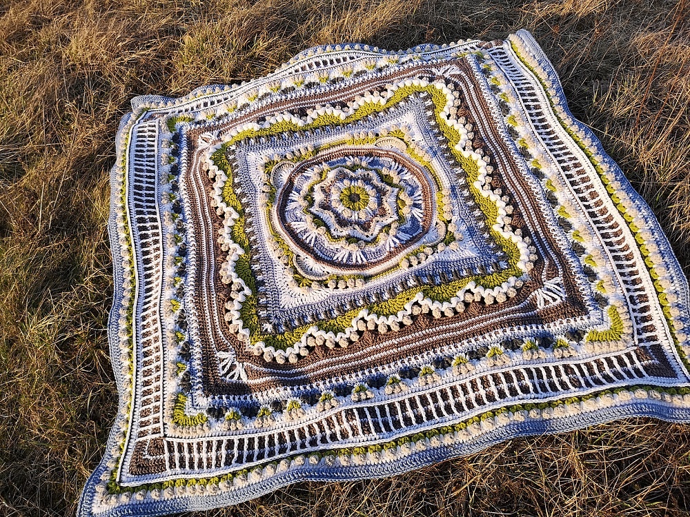    Плед крючком «Fields of» по дизайну Вероники Ляхович   
Источник: ravelry.com