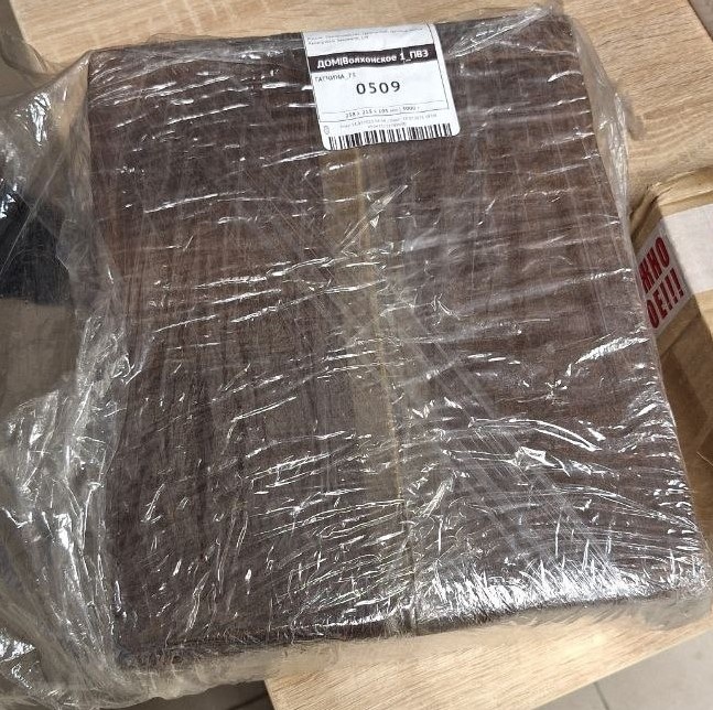 коробка с конвертами, только слепой не увидит, что она мокрая насквозь