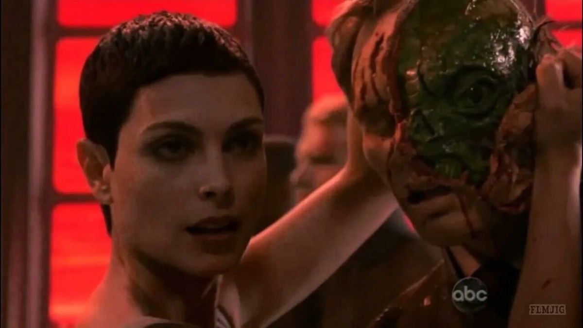 Анна срывает человеческую оболочку с дочери, которая стала на сторону землян, с которой она из-за этого поссорилась