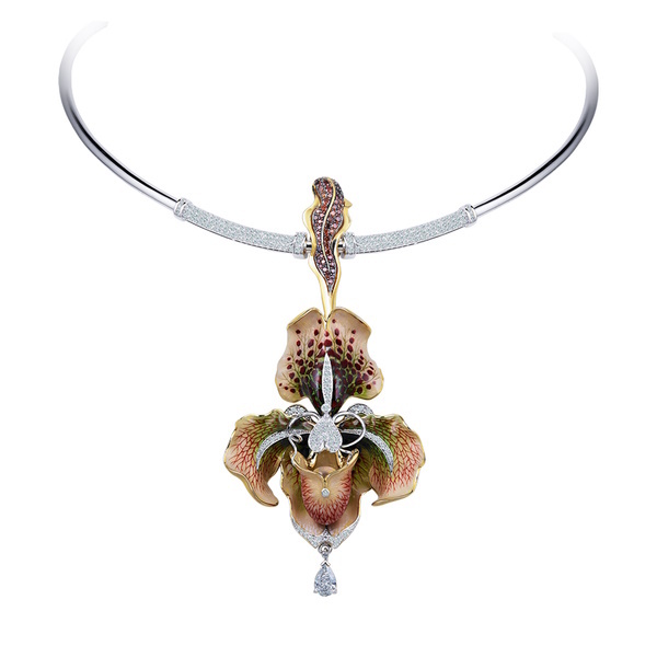 Колье
«Башмачок Венеры», белое и желтое золото, бриллианты, рубин, лунный камень, горячая эмаль