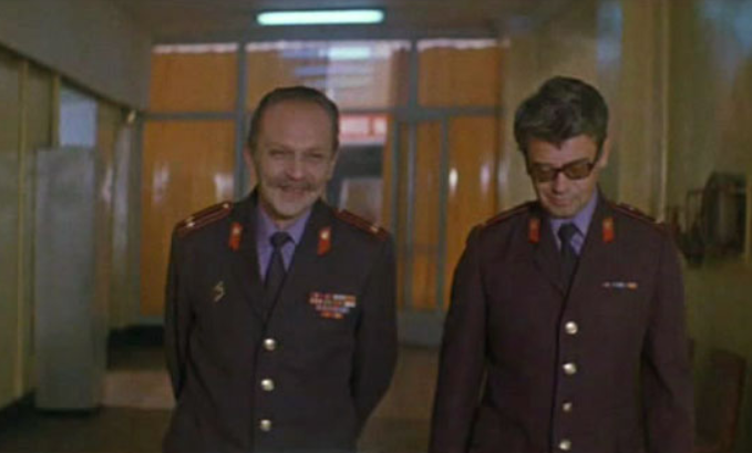 Кадр из фильма. Эрнст Романов в роли подполковника Корнилова и Александр Демьяненко в роли капитана Белянчикова