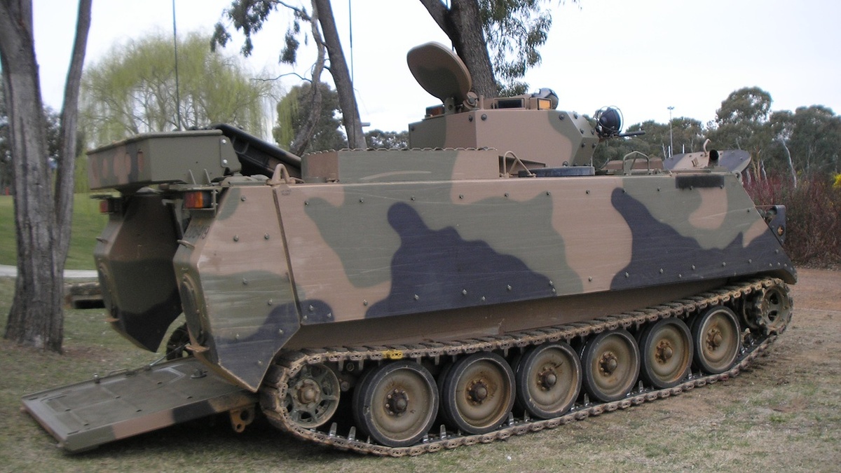 На фотографии: американский БТР М113АS4, поставляемый стране 404 из Австралии. Источник фото: https://upload.wikimedia.org/wikipedia/commons/d/d5/M113AS4_rear.JPG