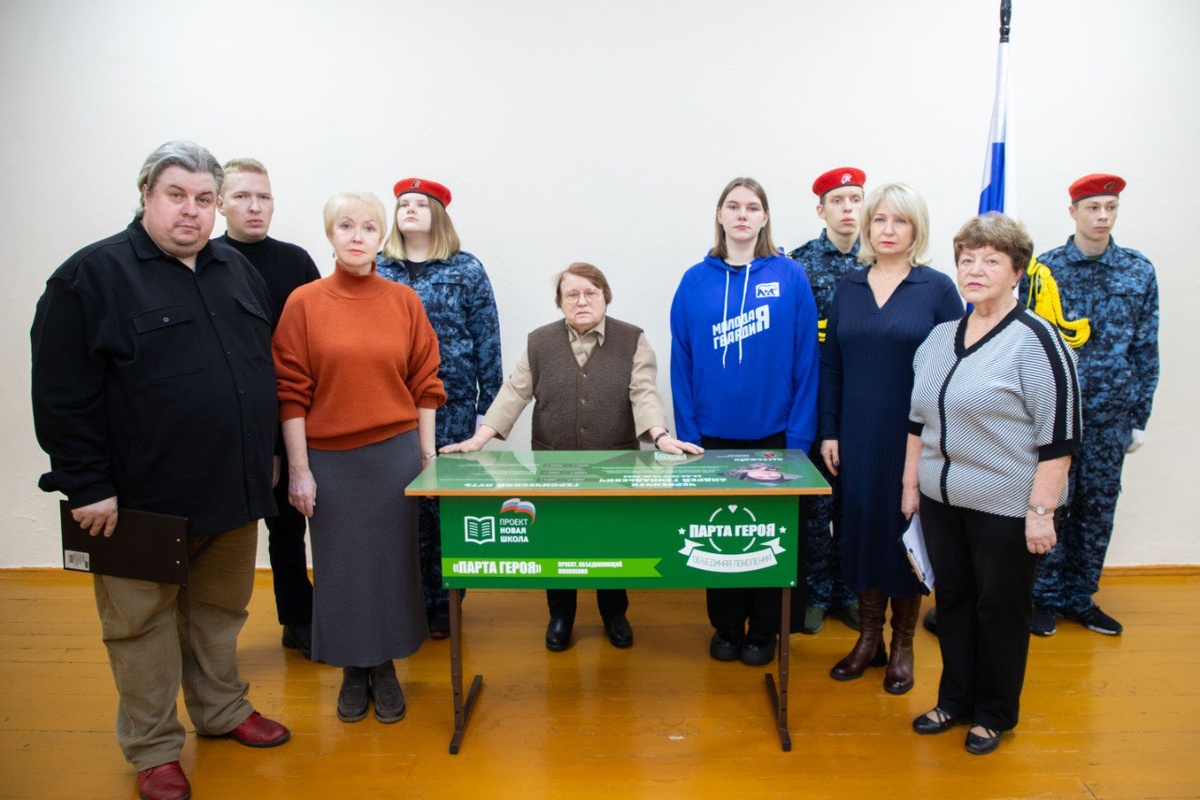    Парту героя открыли в школе поселка Ладва© Законодательное собрание Карелии