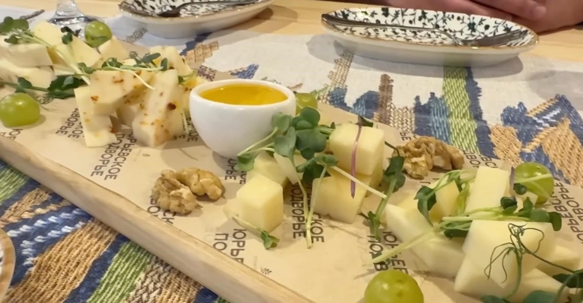 Стоп-кадр из нашего путешествия по Карелии. Олег в сыроварне "Юрьевского подворья" в В.Новгороде