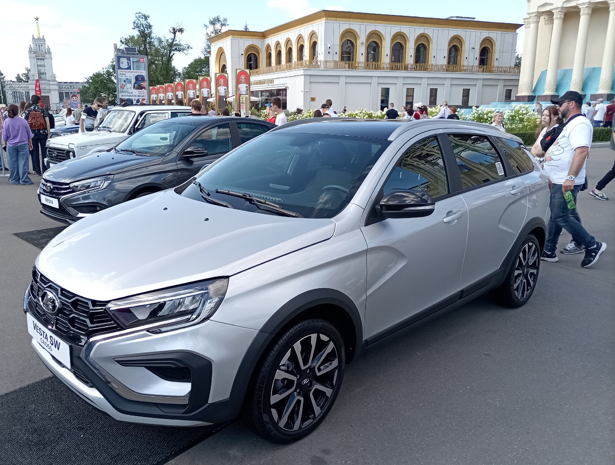 LADA Vesta SW Cross на большом автомобильном фестивале «ПроДвижение» на ВДНХ в Москве в августе 2025 г. Флагман легкового модельного ряда LADA. Энергичный дизайн экстерьера, качественные материалы отделки салона, а также высокий уровень безопасности даже в базовой комплектации – часть философии LADA Vesta. Автомобиль создан для широкой аудитории и отвечает всем современным требованиям отечественного авторынка, включая высокий уровень адаптации к российскому климату и условиям эксплуатации. Выверенная управляемость, высокий уровень комфорта и мощный двигатель (106/122 л.с.), доступный также с автоматической бесступенчатой трансмиссией. Версия SW Cross предлагает увеличенный до 209 мм дорожный просвет. Источник фото – НПК АВТОПРИБОР. 