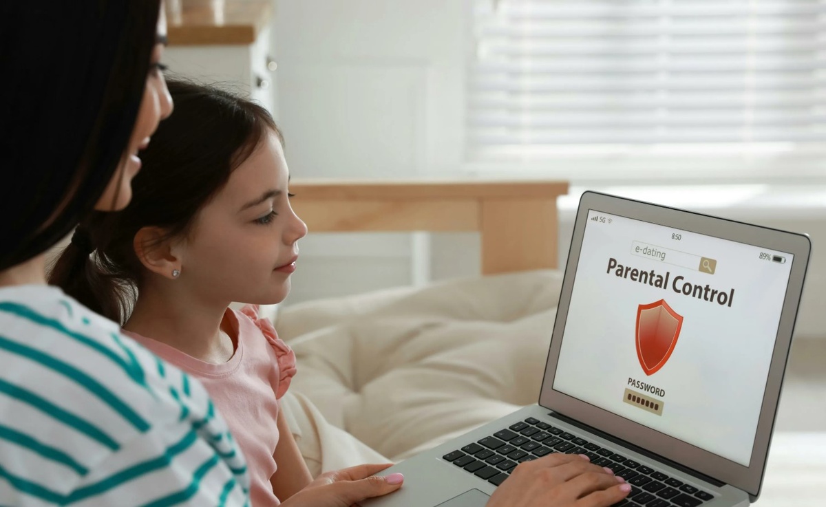    Зависимость от гаджетов — бич нашего времени. Поэтому важно помочь ребёнку понять, что цифровой мир не заменит реальный. Фото: moneysupermarket.com