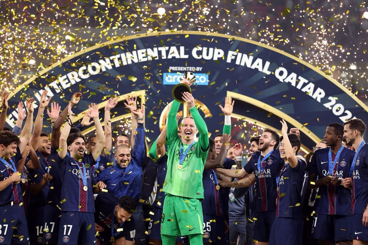     Матвей Сафонов с Межконтинентальным кубком / Фото: ФК «ПСЖ»