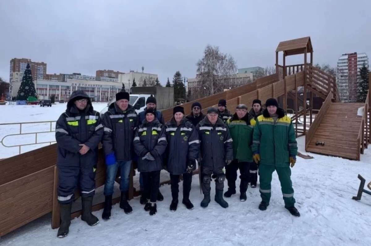    На Центральной площади Тольятти монтируют новогодние горки