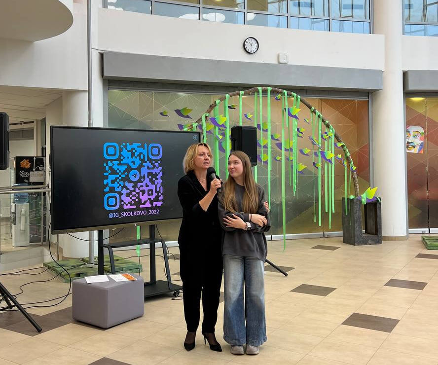 Директор Гимназии Сколково Оксана Демьяненко и президент Студенческого совета Полина Концевая подводят итоги Осенней благовторительной ярмарки
