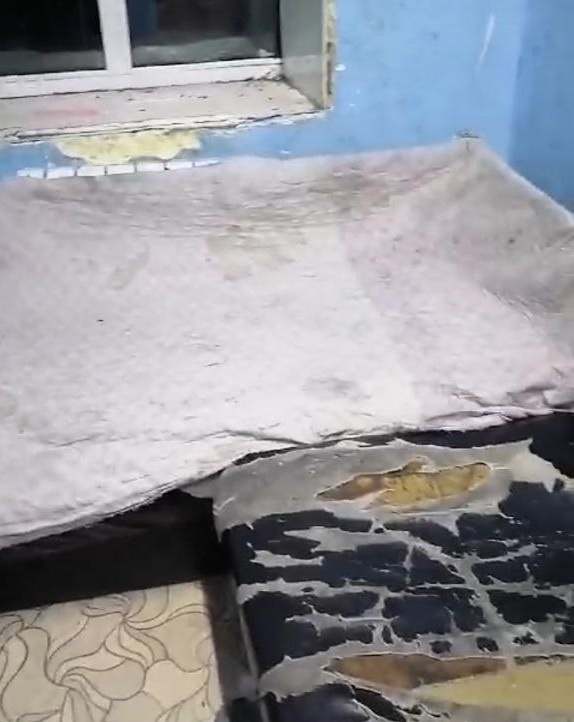 На фото: у детей нет отдельных спальных мест и постельного белья