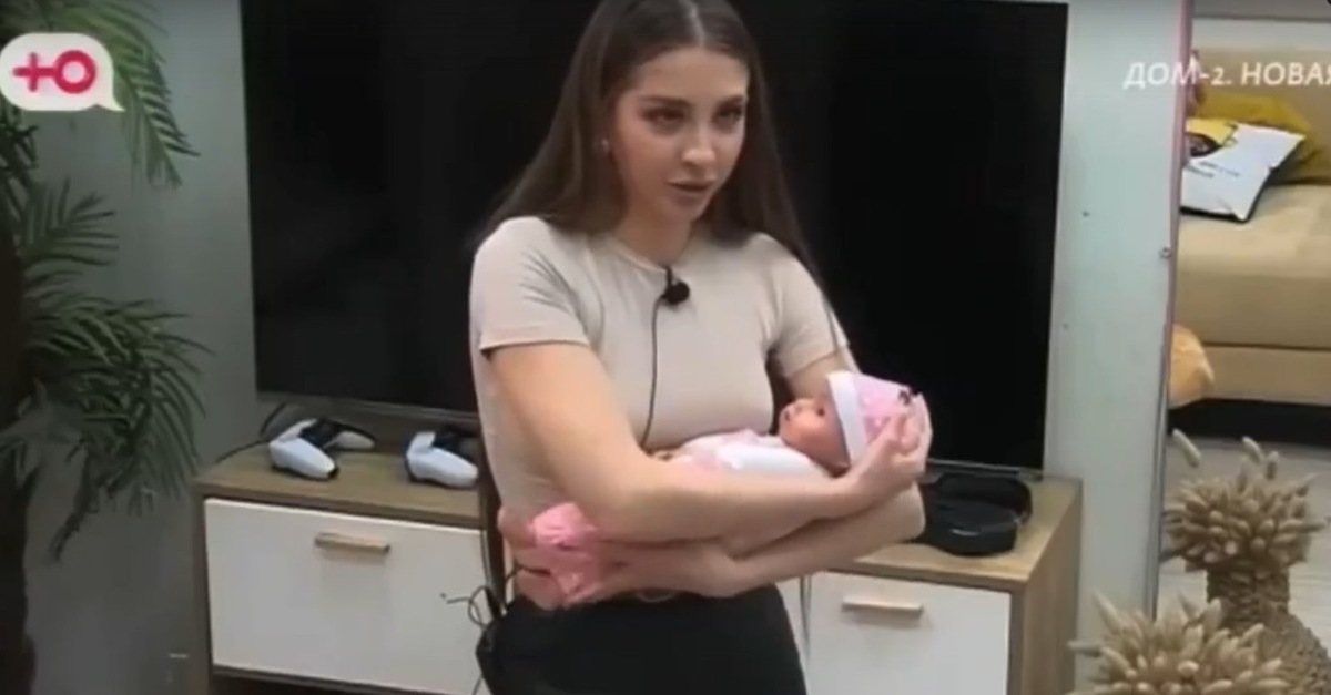 Стало известно, что Екатерина Квашникова пошла по стопам Татьяны 
Мусульбес и сообщила своим поклонницам, что хочет устроиться на курсы 
визажистов. Участница Дома 2 обратилась к подписчикам с просьбой дать ей
 контакты столичных мастеров макияжа, чтобы она могла пройти обучение.





Зрители телепроекта Дом 2 давно уже заметили небольшое внешнее сходство 
между Квашниковой и Мусульбес. В последнее время Катя работает над своим
 имиджем и у кого, как вы думаете, читатели шлока, она берёт идеи, когда
 наряжается по утрам перед съемками? Кому она подражает?





В погоне за красивой картинкой идеальной семьи
 можно и замуж выйти ненароком, а потом и ребёнка родить от 
фитнес-тренера. Только Игорь Григорьев явно в реальной жизни не такой 
активный, как Роман Капаклы, и не настолько влюблен, чтобы возвести свою
 женщину на пьедестал.



Работа после ухода с проекта Дом 2 Квашниковой пригодится, но имеется ли у неё талант, как у Татьяны Мусульбес?