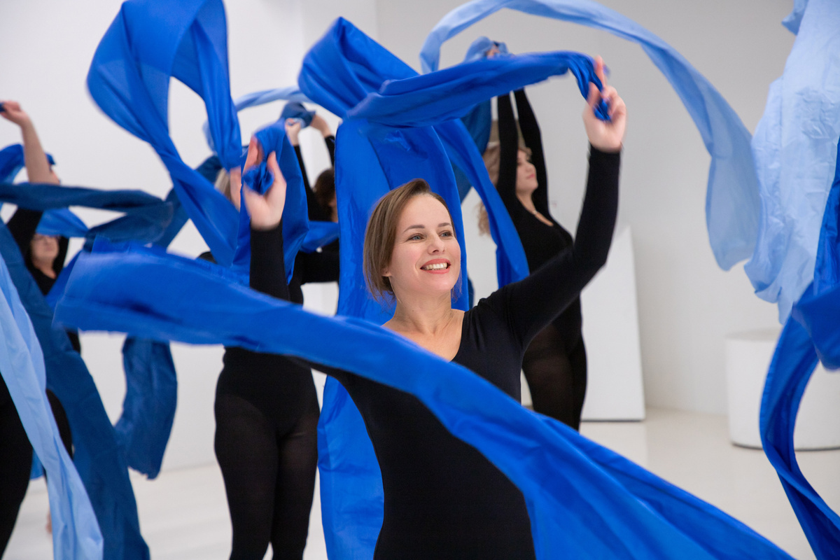 Атмосфера занятия как у «режиссера радости» — легкая, творческая и вдохновляющая.