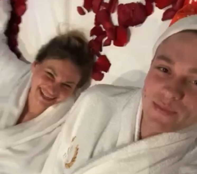 Артём Гавришов и Вероника Гракович отправились в отель без камер
 в "новогоднюю ночь". По эфирам дома 2 это произойдет именно перед боем 
курантов, когда влюбленные голубки скрепят свои отношения жарким 
поцелуем.



Судя по сторис будущего топчика Дома 2, Вероника Гракович провела 
шикарную ночь, Артём Гавришов в социальных сетях представил отчет- что 
они ели, пили, как лежали на постели с лепестками роз и радовались тому,
 что проект соединил их на Поляне под софитами.





Эта ситуация больше напоминает рекламу отеля или самого Артёма, чем 
рандеву. В реальности Вероника будет в новогоднюю ночь на Поляне со своей семьёй и мужем Альбертом, а куда отправится Артёмка, скоро узнаем и обсудим на шлоке.



Интересно, для чего на телестройку Альберта Граковича пригласили? Чтобы 
он контролировал  комментировал свидания жены и её новые отношения? 
Значит, без присутствия законного мужа Вероника и Артём никакие не звезды реалити?