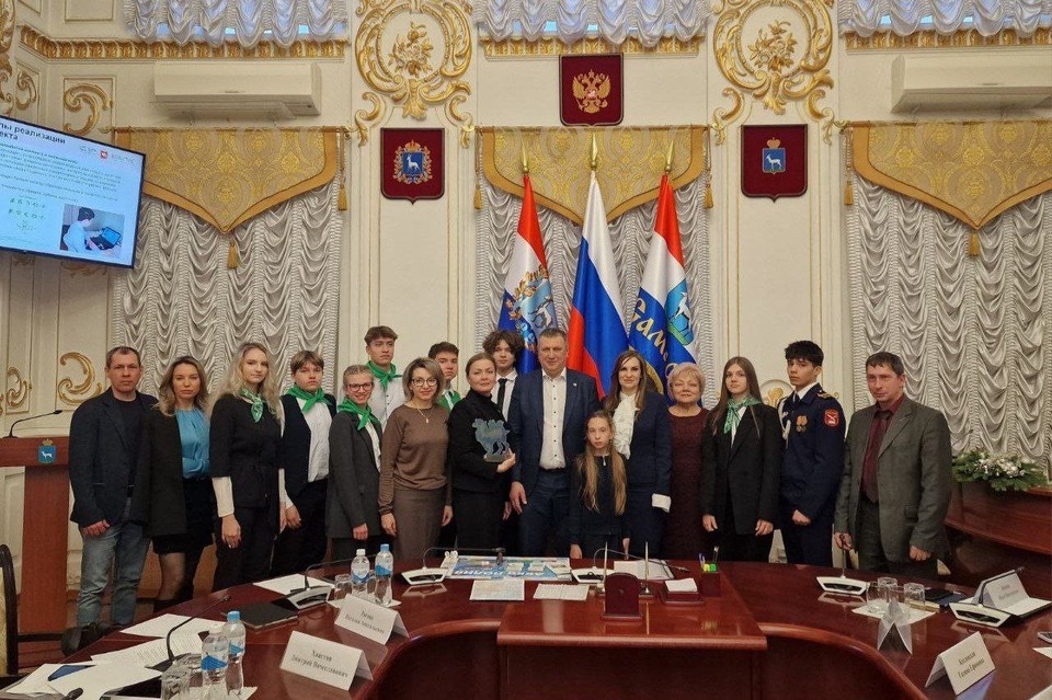    Глава Самары Иван Носков поддержал инициативу юных экологов и пообещал наладить выпуск их настольной игры «Аква ПОЛИЯ» под брендом города. администрация Самары