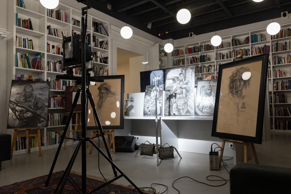    Столичный художник Дмитрий Холкин сделал проект о героях СВО. Фото: Департамент культуры Москвы