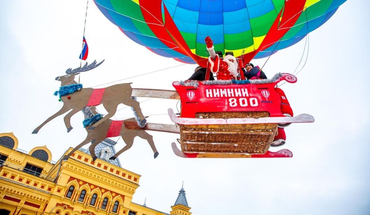     Дед Мороз на воздушном шаре. Источник: nobl.ru Автор фото: Организаторы Рождественской фиесты