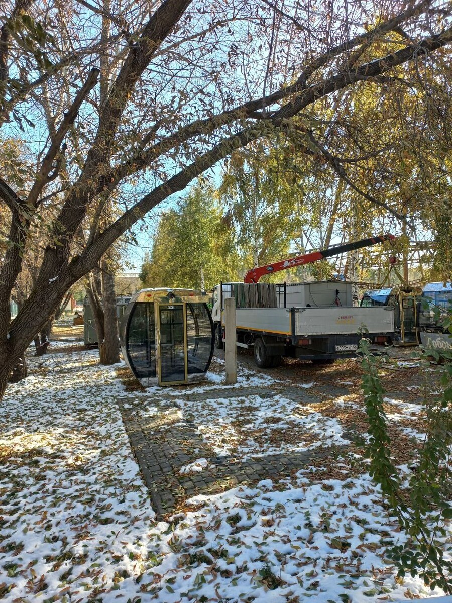    На колесе обозрения в парке "Арлекино" монтируют кабинки. Источник: Толк