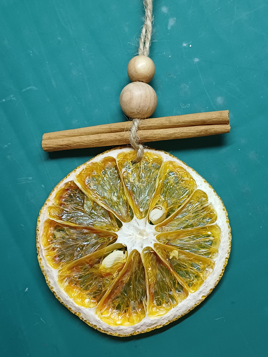 Посмотрите какая прозрачная долька апельсина после сушки моим способом. Разве такую купишь? Фото автора