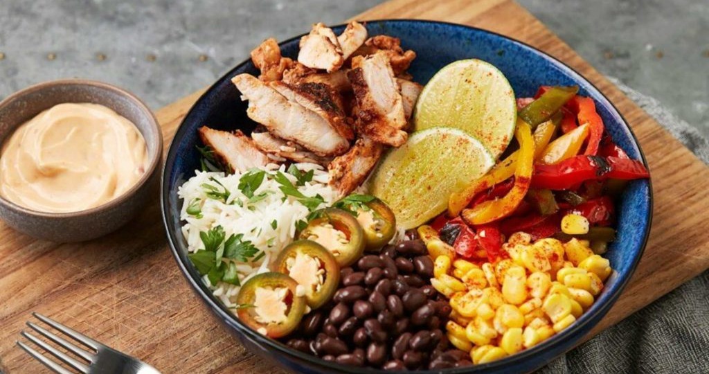 Необычные салаты к новогоднему столу: как вкусно удивить гостей и семью