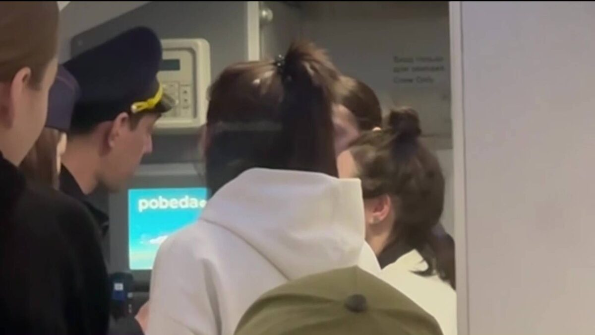    Самолет Сочи-Уфа вернулся в аэропорт из-за неадекватного поведения женщины-пассажира