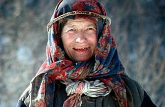 К Агафье Лыковой регулярно наведывается медведь и не даёт ей спокойно жить