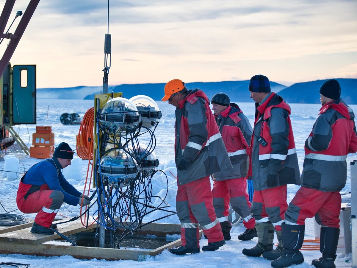 Спуск кластера оптических датчиков нейтринного телескопа Байкал. baikal-gvd.jinr.ru