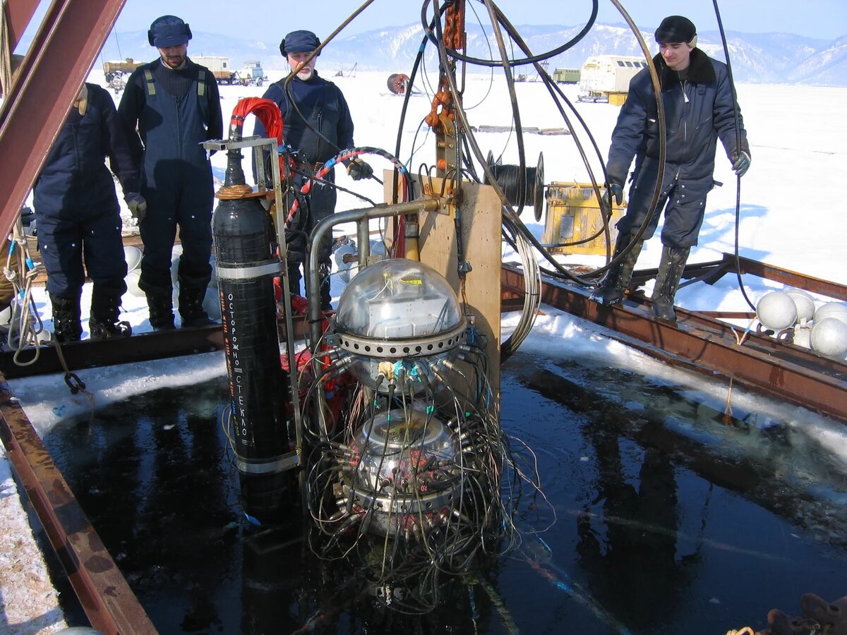 Обслуживание кластера нейтринного телескопа со льда озера Байкал. baikal-gvd.jinr.ru