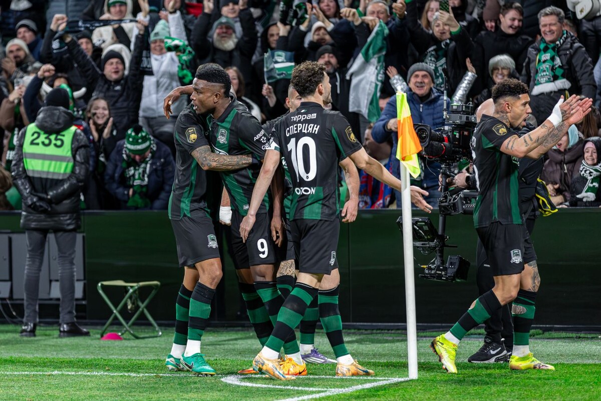 Глава селекционной службы «Краснодара» Максим Бузникин ответил на вопрос, кто будет главным конкурентом чёрно-зелёных в борьбе за победу в Мир РПЛ. На зимний перерыв «быки» ушли лидерами турнирной таблицы чемпионата России. Занимающий второе место «Зенит» отстаёт от «Краснодара» на одно очко.— Какой вы видите вторую часть сезона? Кто будет главным конкурентом «Краснодара» в борьбе за золотые медали?— Сейчас мы не думаем про чемпионство. Нам нужно проделать хорошую, качественную работу на сборах, потому что весной будет совершенно другой чемпионат. Что касается чемпионской гонки, то, я думаю, что в ней будут участвовать две команды – «Краснодар» и «Зенит», — приводит слова Бузникина «Комсомольская правда — Краснодар».