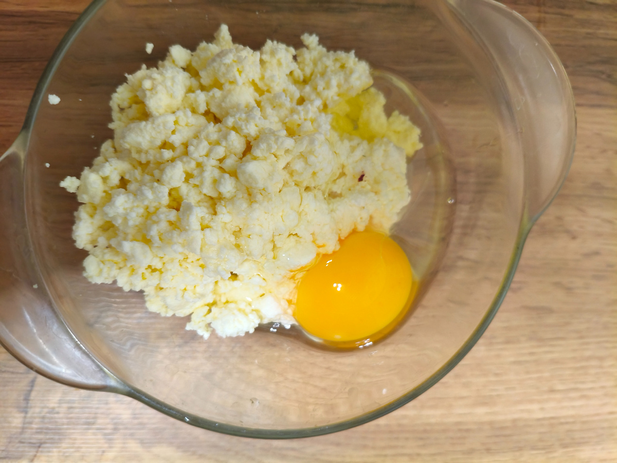 150-180 гр творога и 1 яйцо, в моем рецепте все, это база, 