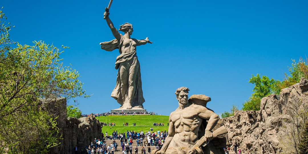 Почему Волгоград так называется?