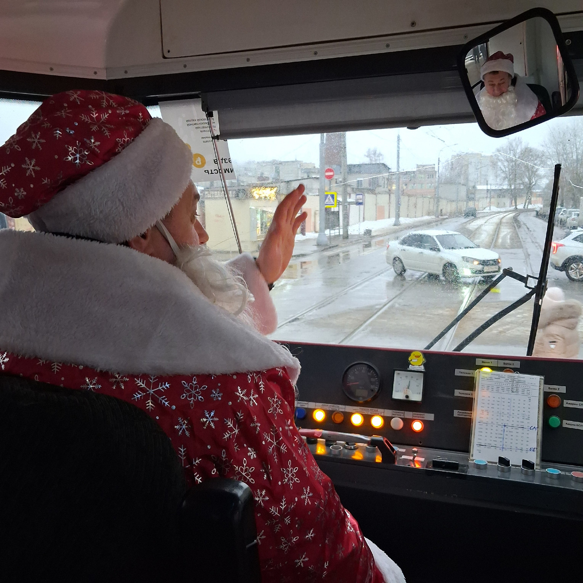 Дед Мороз везет в сказку. Фото автора. 