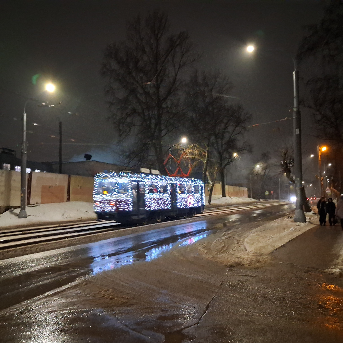 Новогодний трамвай. Фото автора. 