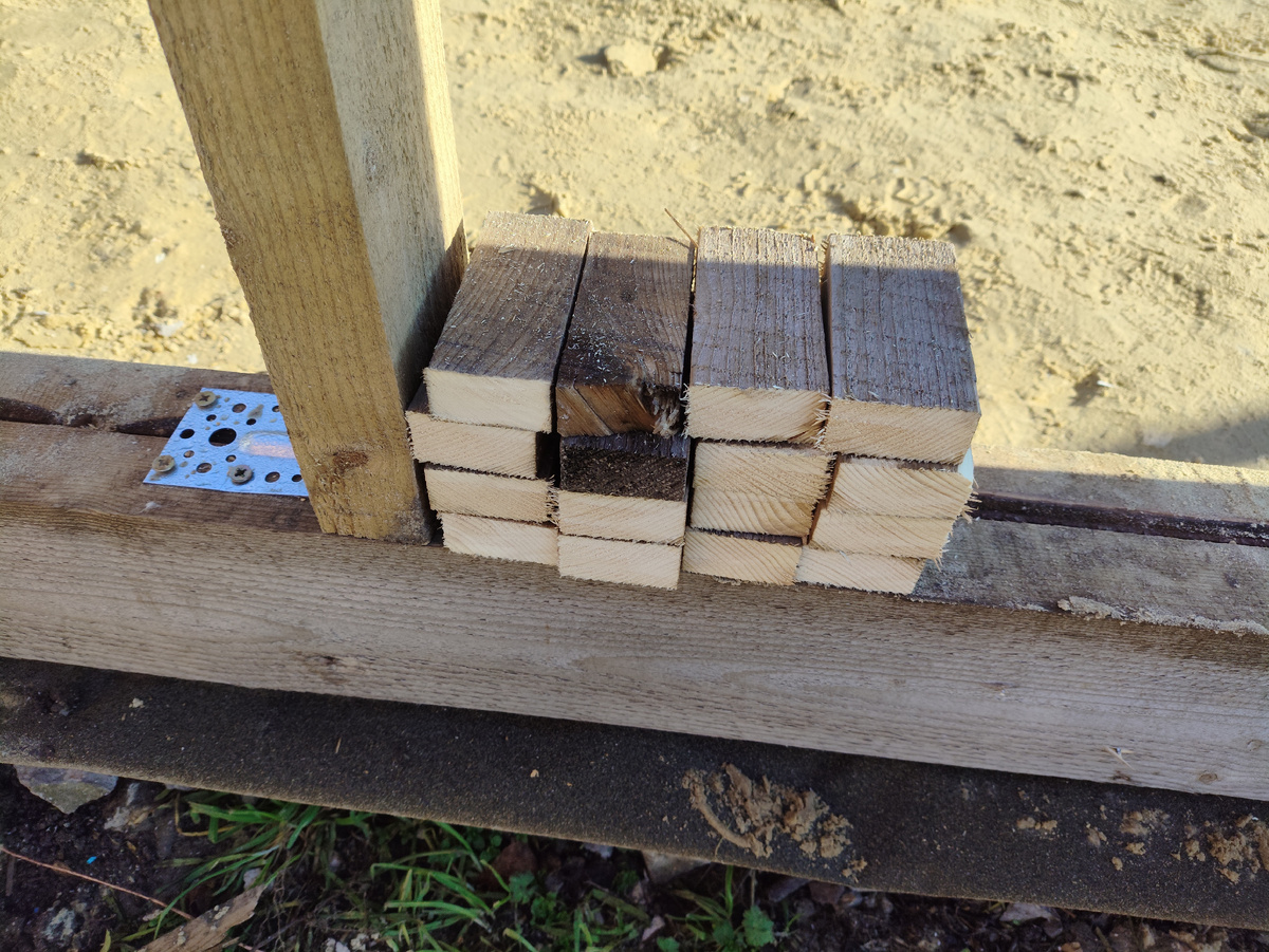 Напилили кусочки рейки