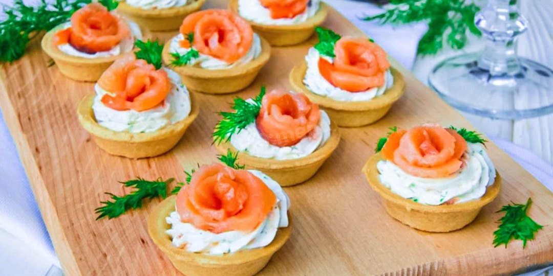 Тарталетки со сливочным сыром и красной рыбой: элегантная закуска для особых случаев