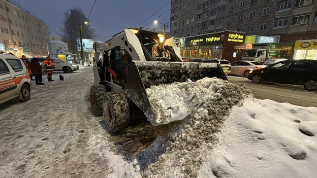    В Кирове на уборку снега вывели 105 единиц техники