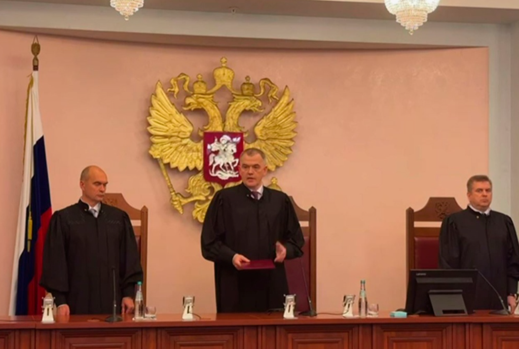 В зале Верховного суда РФ.