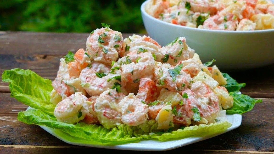 Итальянский салат с креветками картофелем и сливочным сыром.