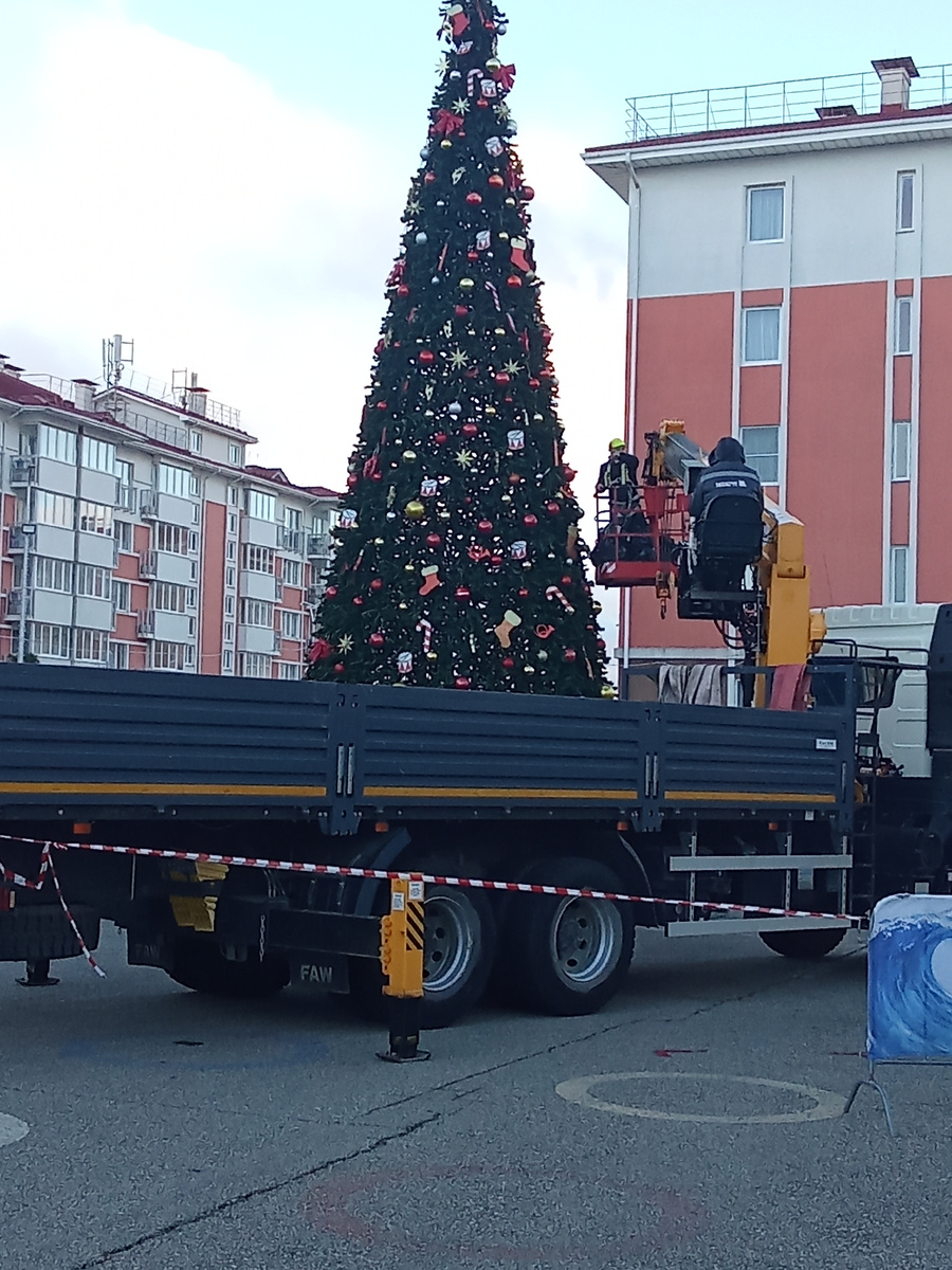 На курорте полным ходом идёт подготовка к праздникам