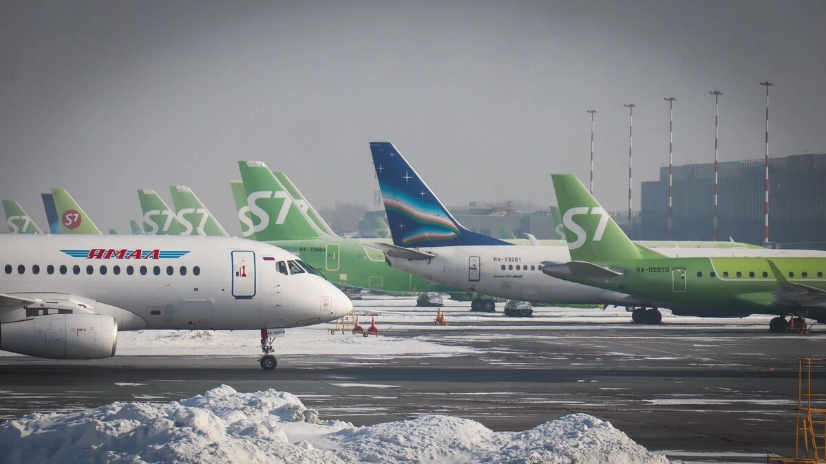    Самолет совершил экстренную посадку из-за погодных условий   1MI