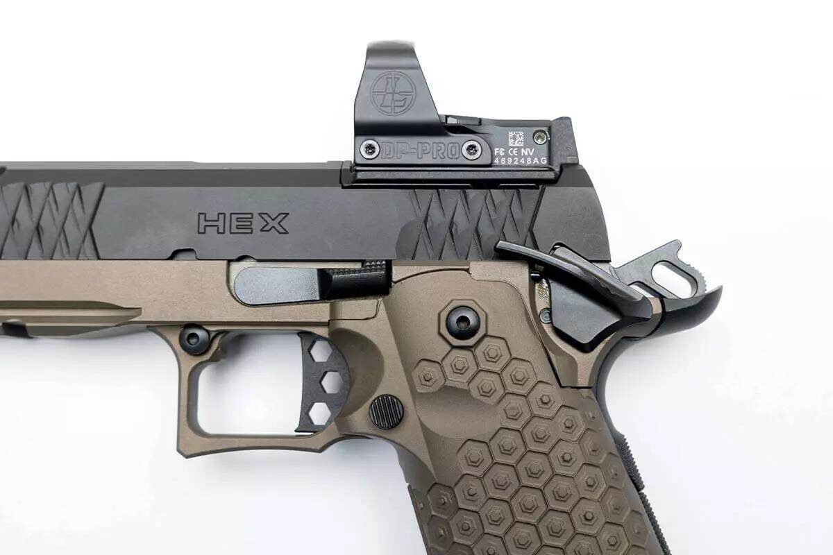 Модель Hex оснащена стандартными элементами управления, характерными для 1911/2011, за исключением того, что предохранитель, расположенный на рукоятке, не функционирует, так как он зафиксирован. Спусковая скоба и приклад выполнены из единого куска алюминия.