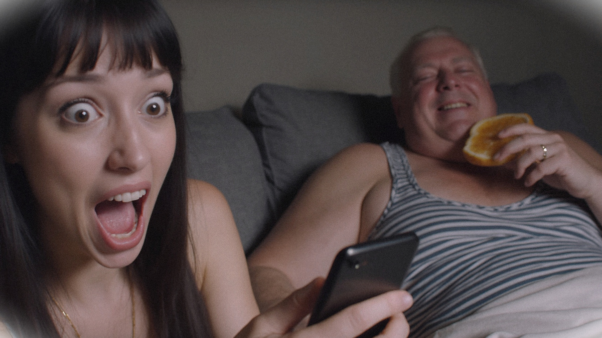 Родственники полгода жили в нашей детской, жалуясь, что им не хватает на хлеб. Однажды они забыли телефон на столе, и я узнала, почему они на самом деле не покупают квартиру