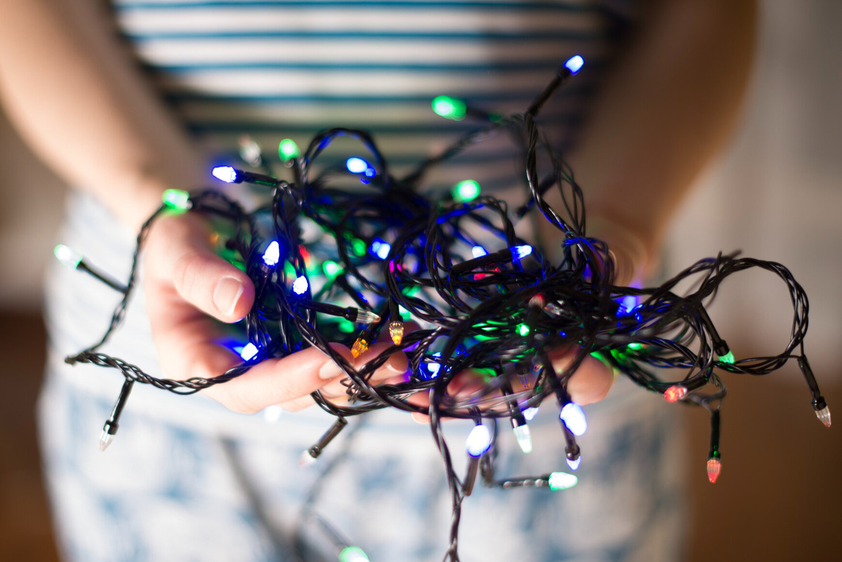     Как выбрать безопасную новогоднюю гирлянду: гайд от физиков