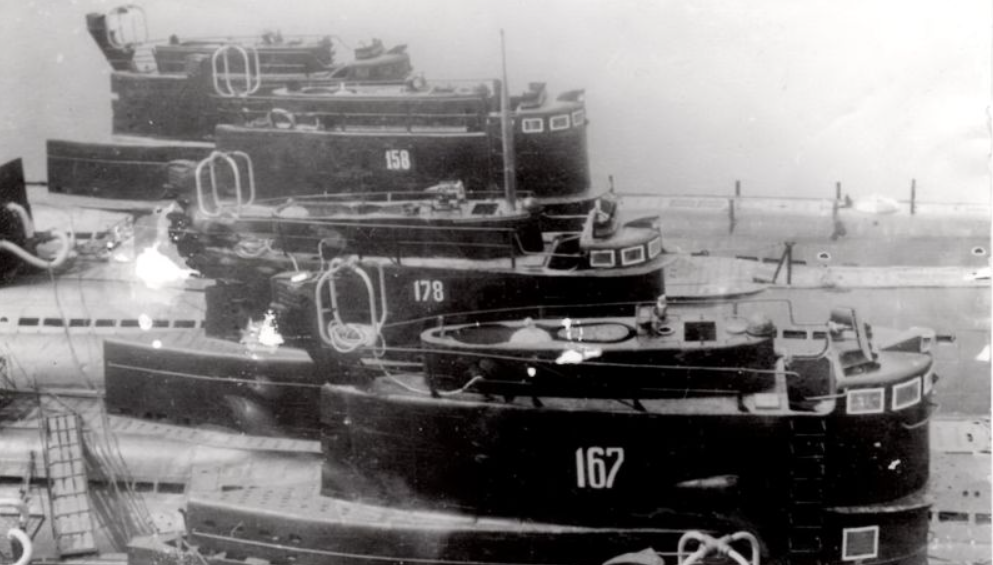 Фото отсюда:  forums.airbase.ru  Ссылка на этот форум, здесь законсервированные лодки 613 проекта в бухте Постовая, Заветы Ильича.