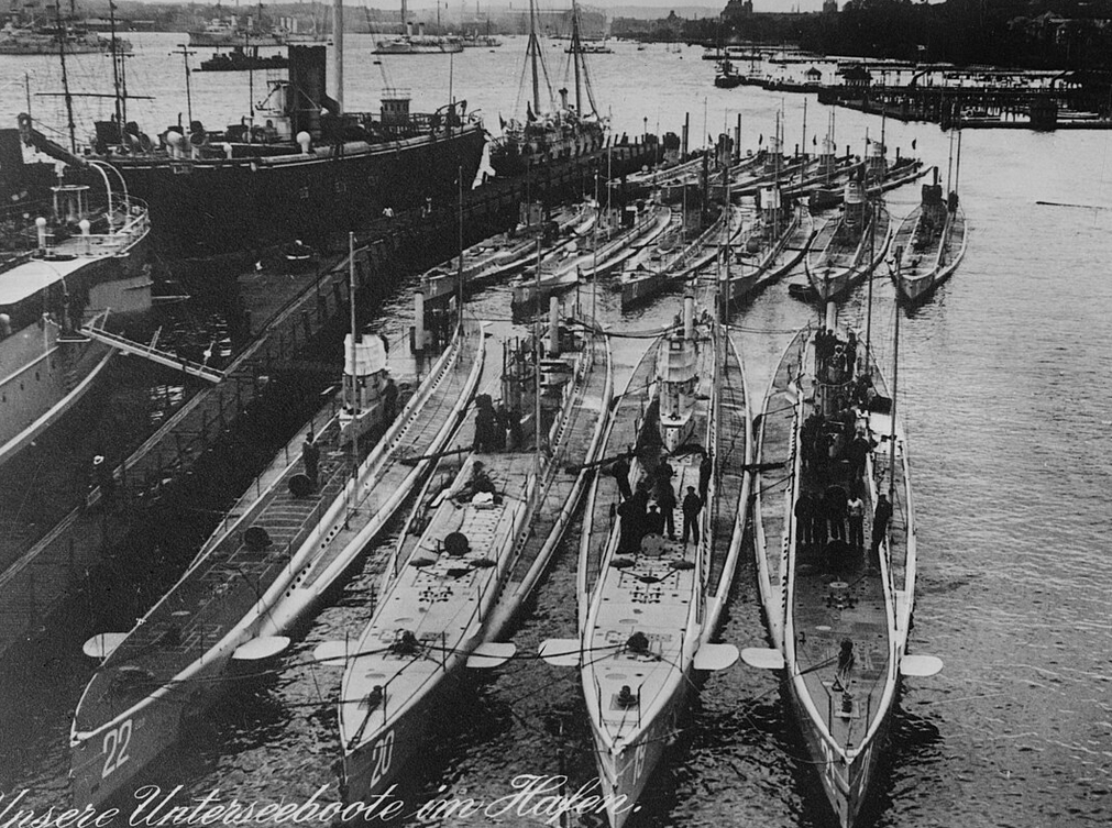 Немецкая подводная лодка U-18, второй ряд, вторая справа