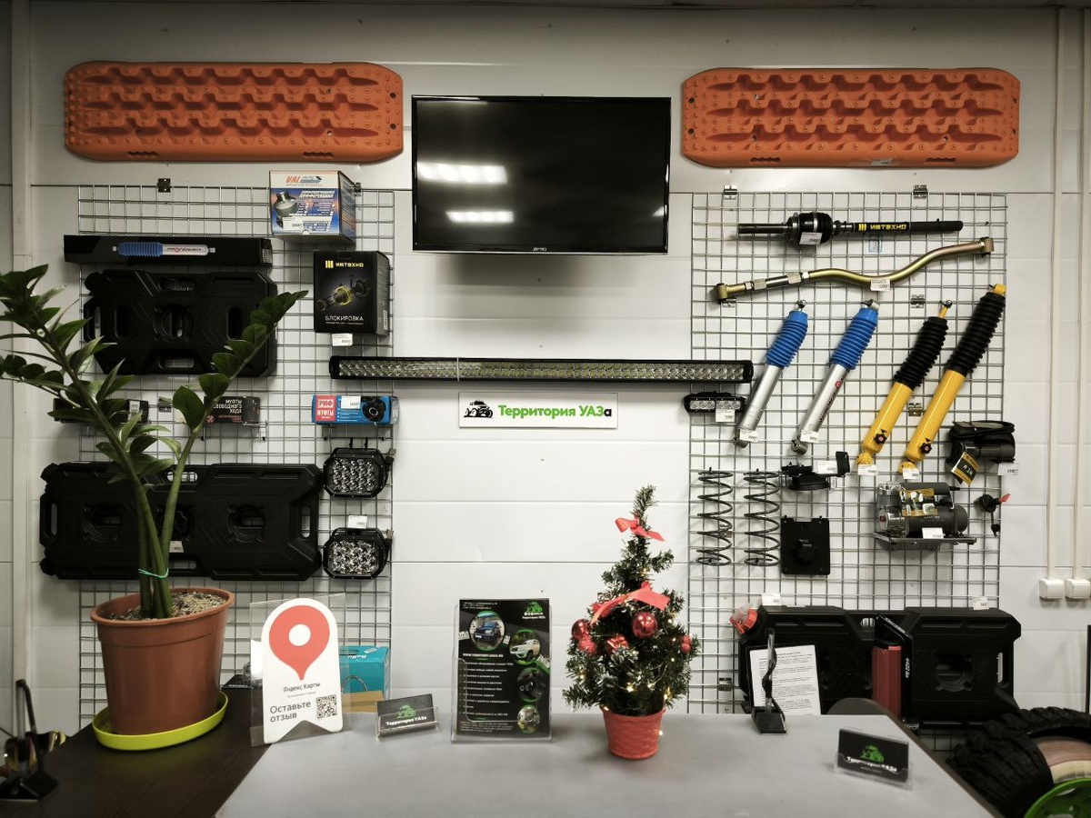 Часть запчастей представленных на витрине сервиса.